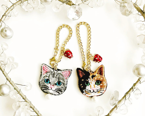 猫さん刺繍といちごとパールのバッグチャーム✩.*˚ その他バッグ