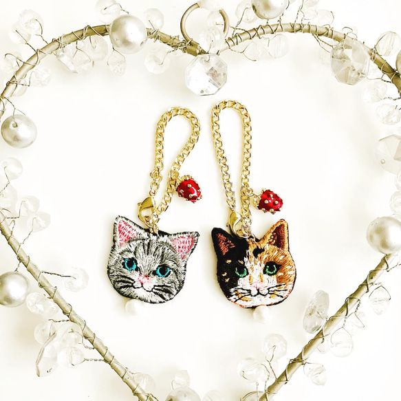 猫さん刺繍といちごとパールのバッグチャーム✩.*˚ その他バッグ Reona 
