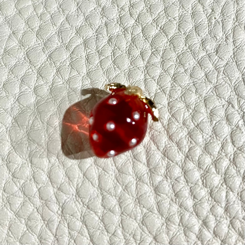 猫さん刺繍といちごとパールのバッグチャーム✩.*˚ その他バッグ Reona