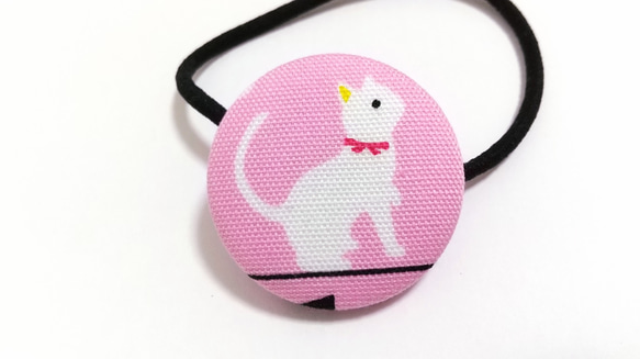 白猫（大）ピンク1 くるみボタン ヘアゴム 1枚目の画像