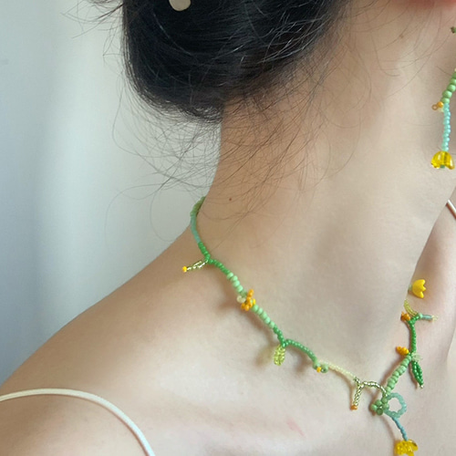 グリーン 花 藤の蔓 黄色い チューリップ ビーズ ネックレス