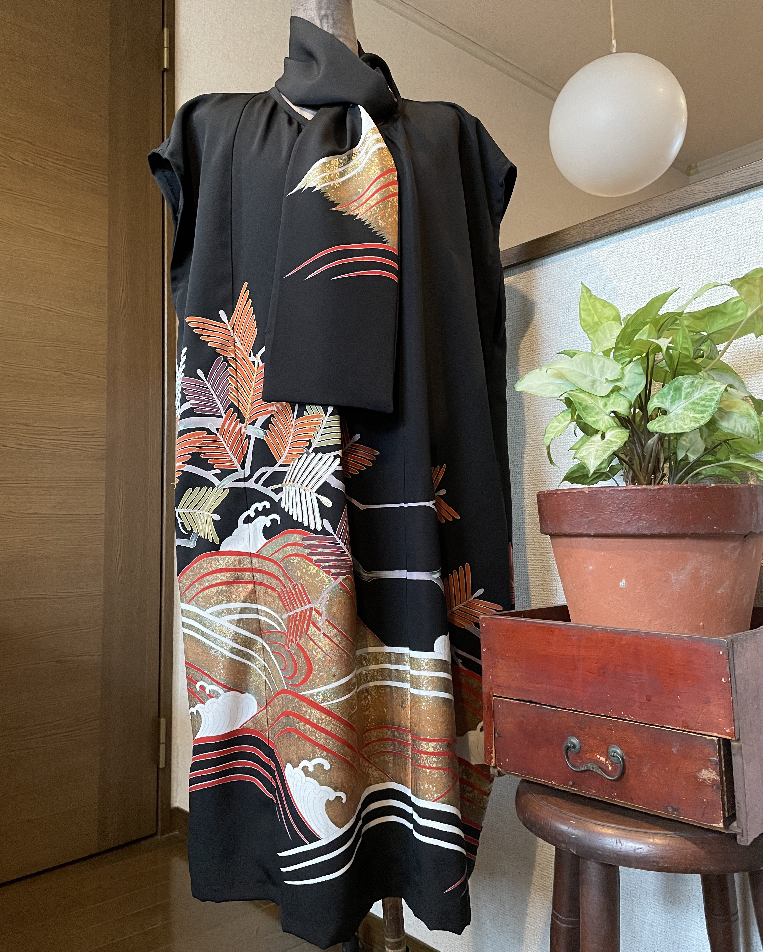 と*き様 着物　黒留袖　リメイク　ロングワンピース　ポンチョ風ストール　セット と*き様 着物　黒留袖　リメイク　ロングワンピース　ポンチョ風ストール　セット