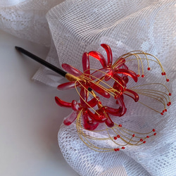 ガラス彼岸花のかんざし　木製一本簪 3枚目の画像