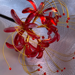 ガラス彼岸花のかんざし　木製一本簪 1枚目の画像