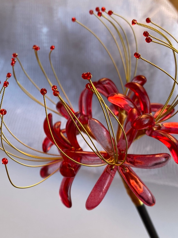 ガラス彼岸花のかんざし　木製一本簪 2枚目の画像