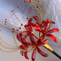 ガラス彼岸花のかんざし　木製一本簪 5枚目の画像