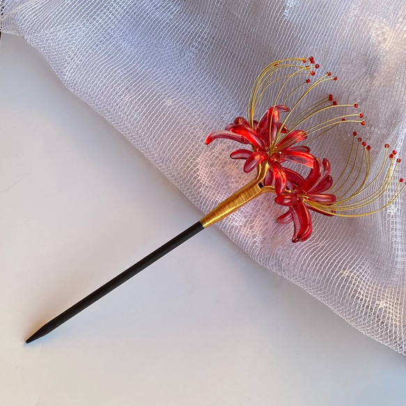 ガラス彼岸花のかんざし　木製一本簪 4枚目の画像