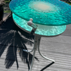 新作　南の島とエメラルドグリーンの海　ホワイトビーチワールド レジン　海の波紋　ガラスサイドテーブルSEA  table 6枚目の画像