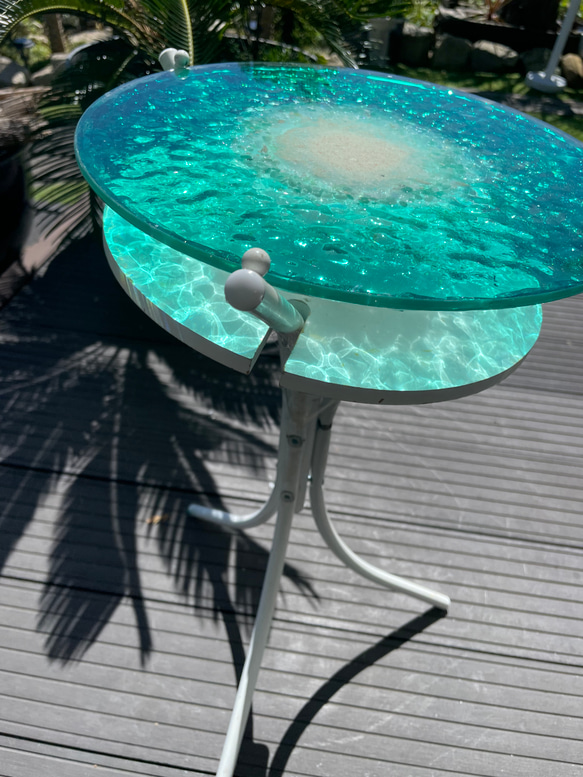 新作　南の島とエメラルドグリーンの海　ホワイトビーチワールド レジン　海の波紋　ガラスサイドテーブルSEA  table 6枚目の画像