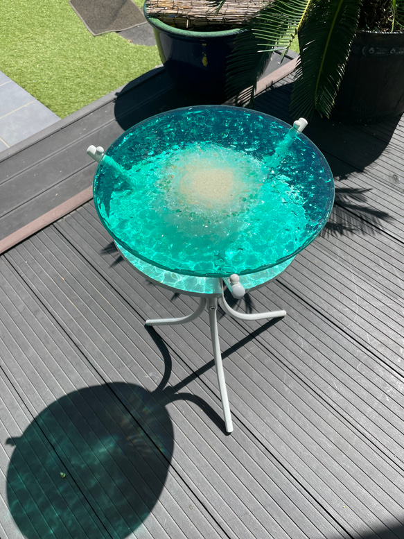 新作　南の島とエメラルドグリーンの海　ホワイトビーチワールド レジン　海の波紋　ガラスサイドテーブルSEA  table 3枚目の画像