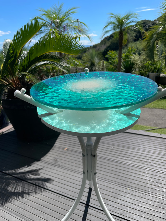新作　南の島とエメラルドグリーンの海　ホワイトビーチワールド レジン　海の波紋　ガラスサイドテーブルSEA  table 4枚目の画像