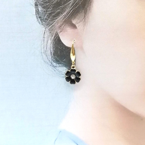 サージカルステンレス ピアス】ストーン付き 白 黒 花 フラワー