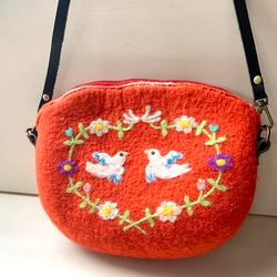 鳥とお花の羊毛刺繍ポシェット（レッド×小鳥） 1枚目の画像