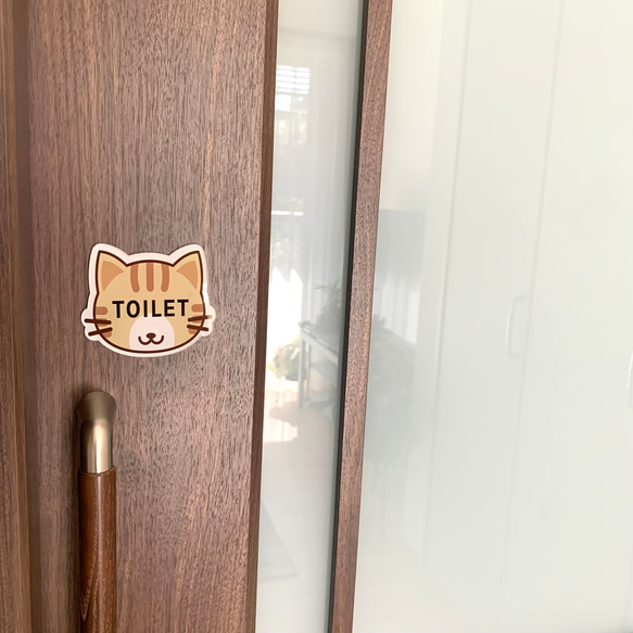 【送料無料】虎猫イラスト TOILETサインプレート  トイレ 看板 部屋名札 表示板 案内板 といれ 厠 お手洗い 3枚目の画像