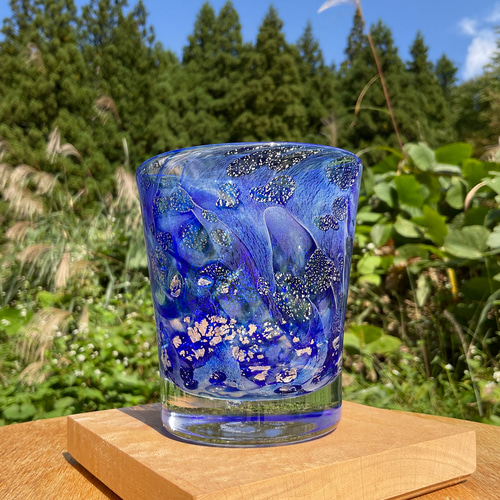 スコットランドのガラス工房から Caithness Glass 青色花瓶 オバタ硝子
