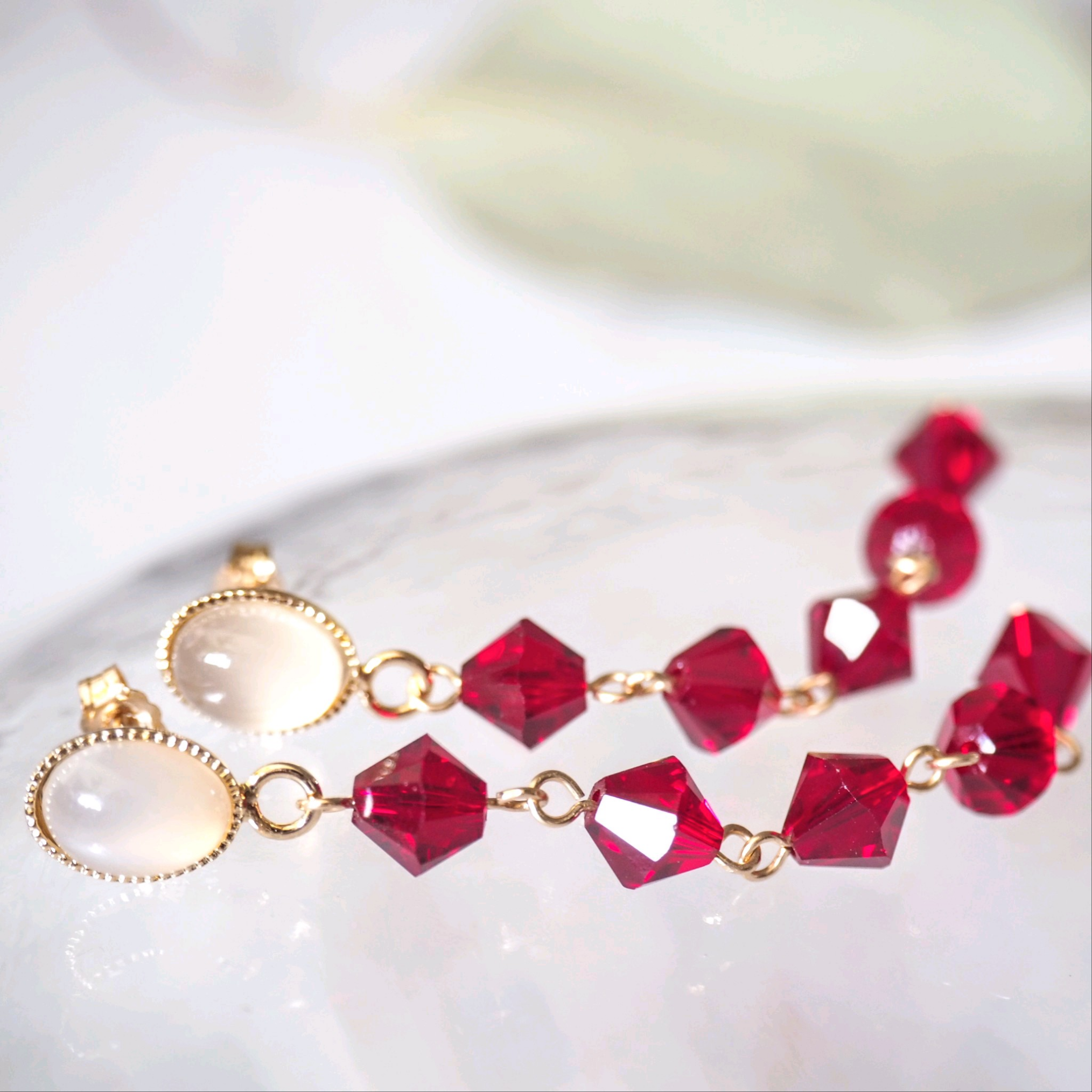 《ムーンストーンとレッドビジューの5連ピアス》