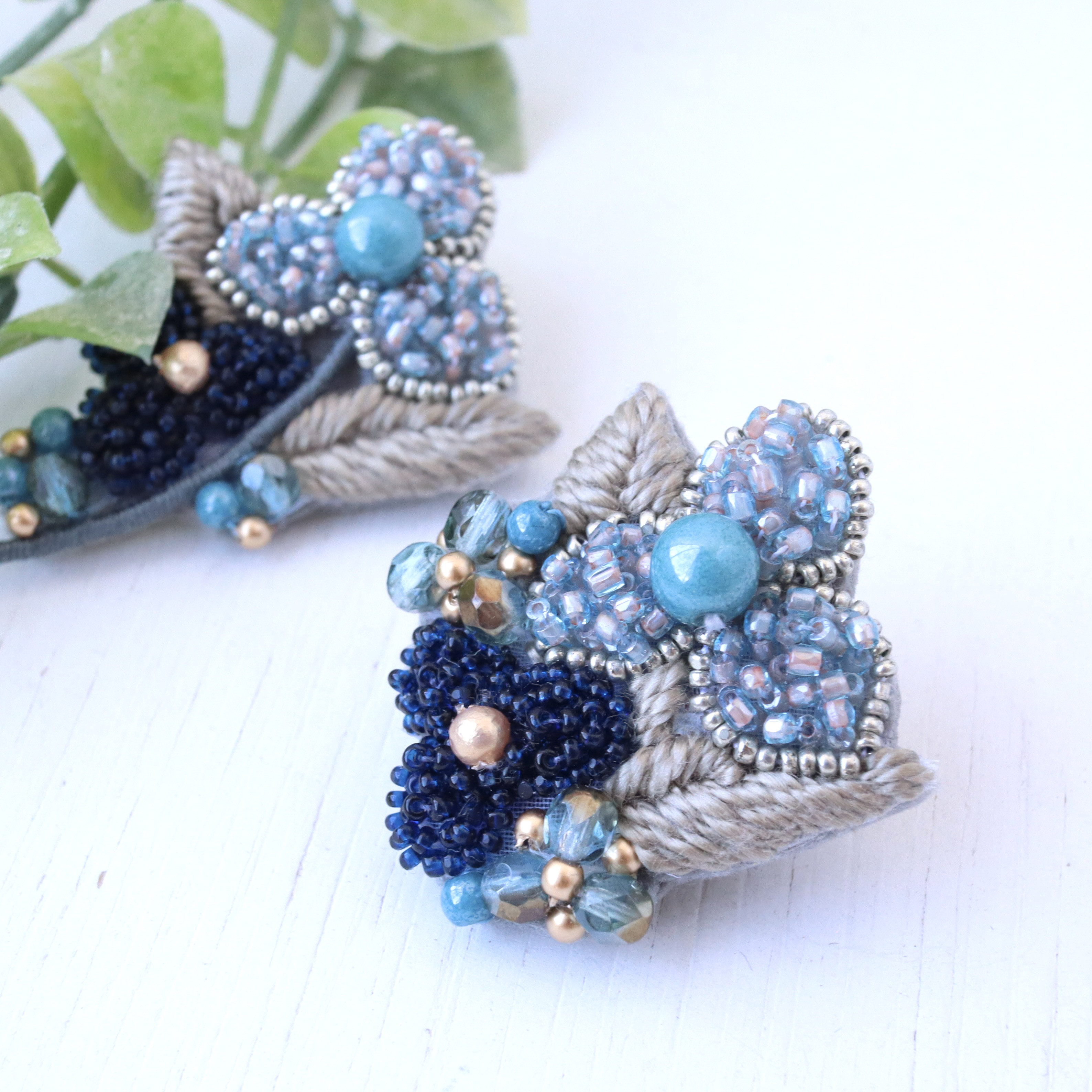 アンティークな雰囲気のシックなお花、オートクチュール刺繍のブローチ『リラ』