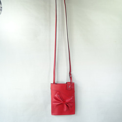 2Wayスマホポシェット　バッグ 　ポーチ　サコッシュ　ネームタグ付き　赤色　リボンモチーフ付き 　レザークラフト作品 3枚目の画像