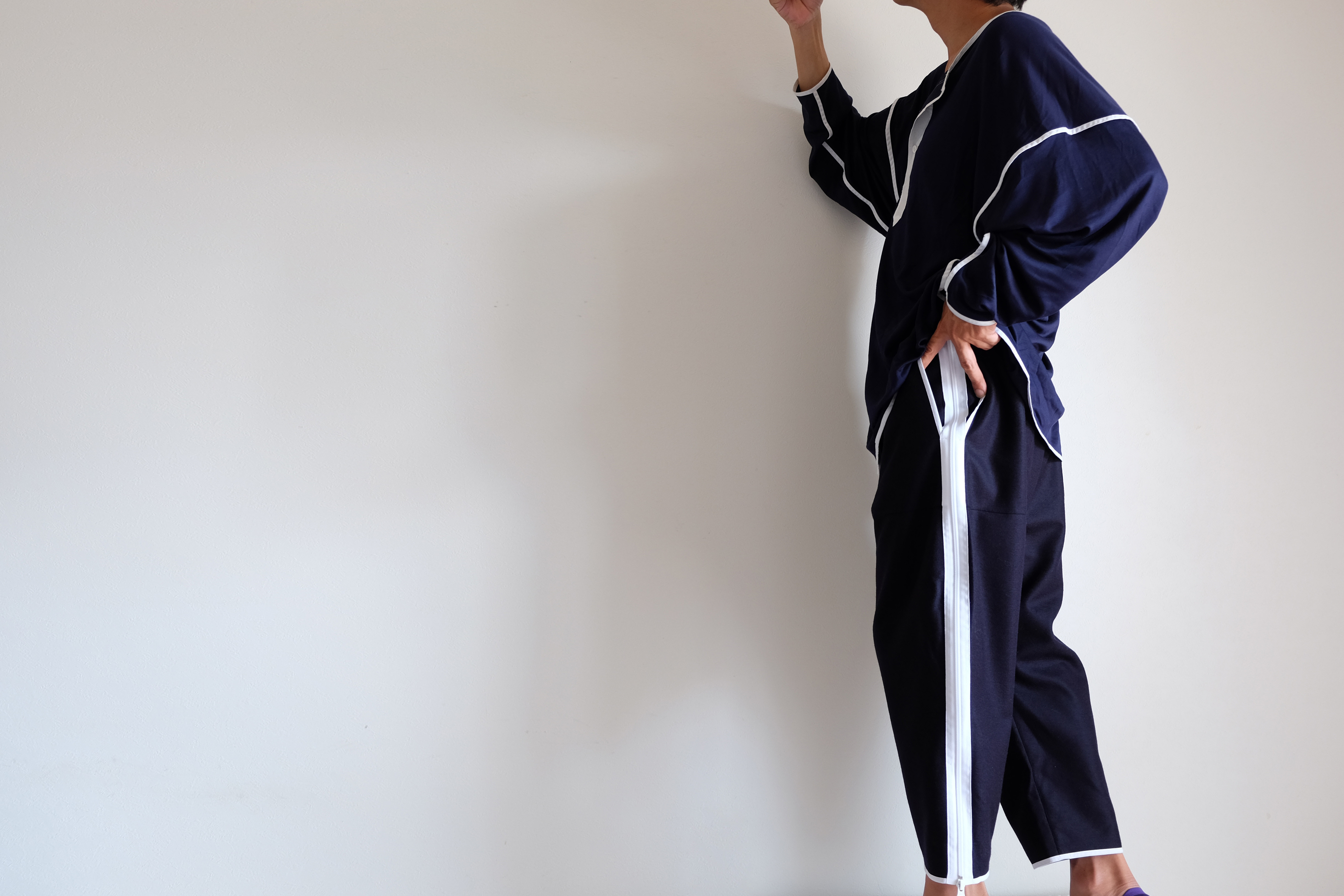 ZIPサイドライントラックパンツ / 圧縮ウールジャージー【 ネイビー 】