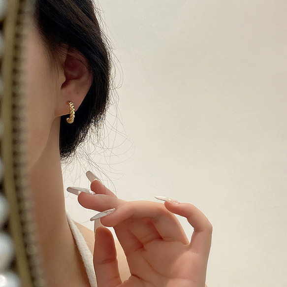 耳環 女士圈形 18K 金防過敏外科不鏽鋼 316L 扭紋禮物作品 第3張的照片