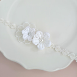 純白のお花にｵｰｶﾞﾝｼﾞｰﾌﾗﾜｰﾚｰｽを合わせて　ヘアバンド 4枚目の画像