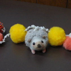 温か色のポンポンとモコモコハリネズミちゃんのガーランド 4枚目の画像