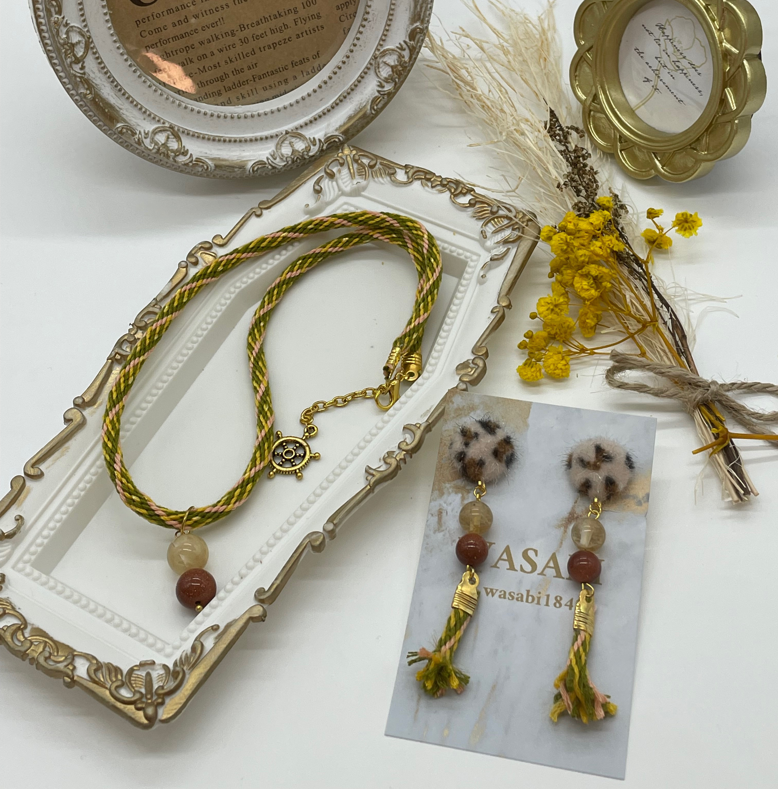 （天然石）グリーン系刺繍糸紐のネックレスとヒョウ柄のイヤリングのセット