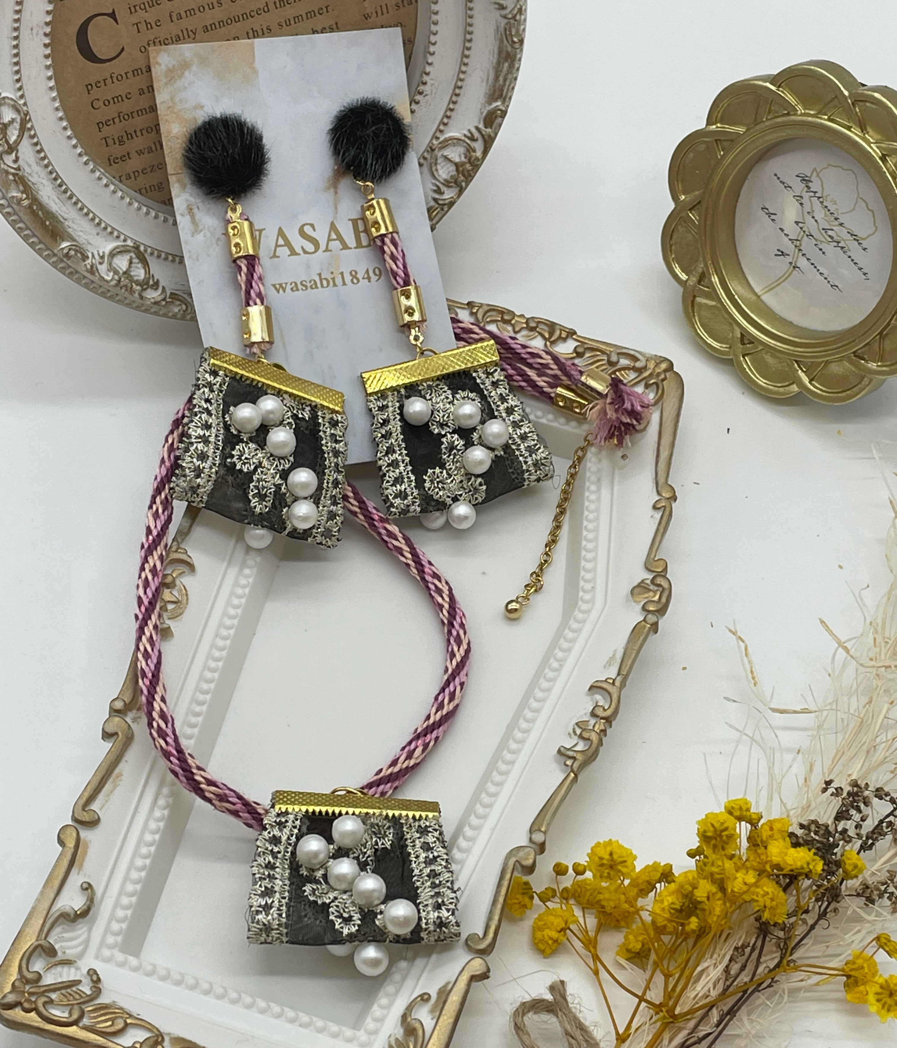 （金属アレルギー対応）ピンクローズの刺繍糸紐ネックレスとブラックパールリボンのピアスのセット