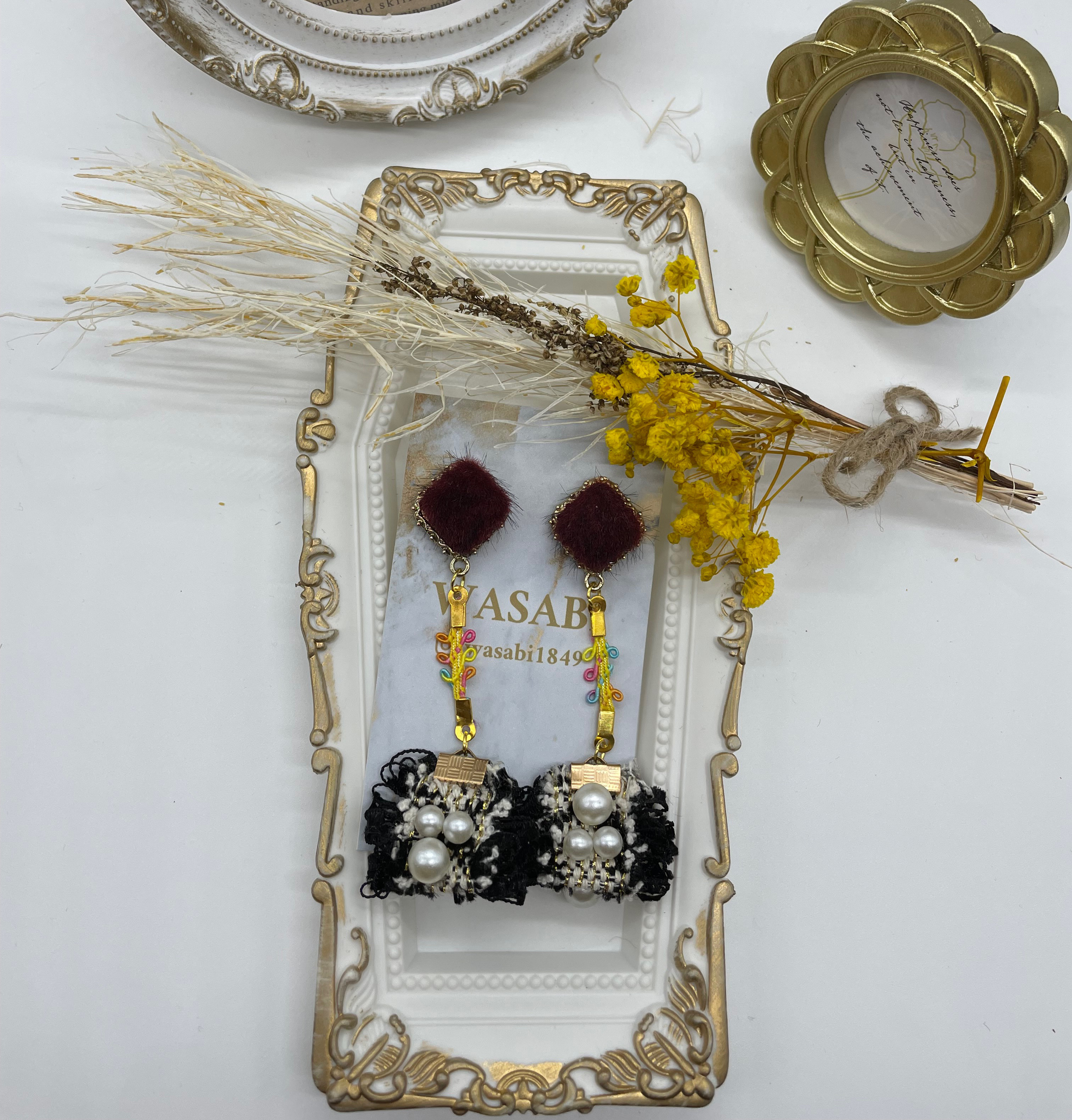 ワインレッドファーカボションとブラックパールリボンのイヤリング