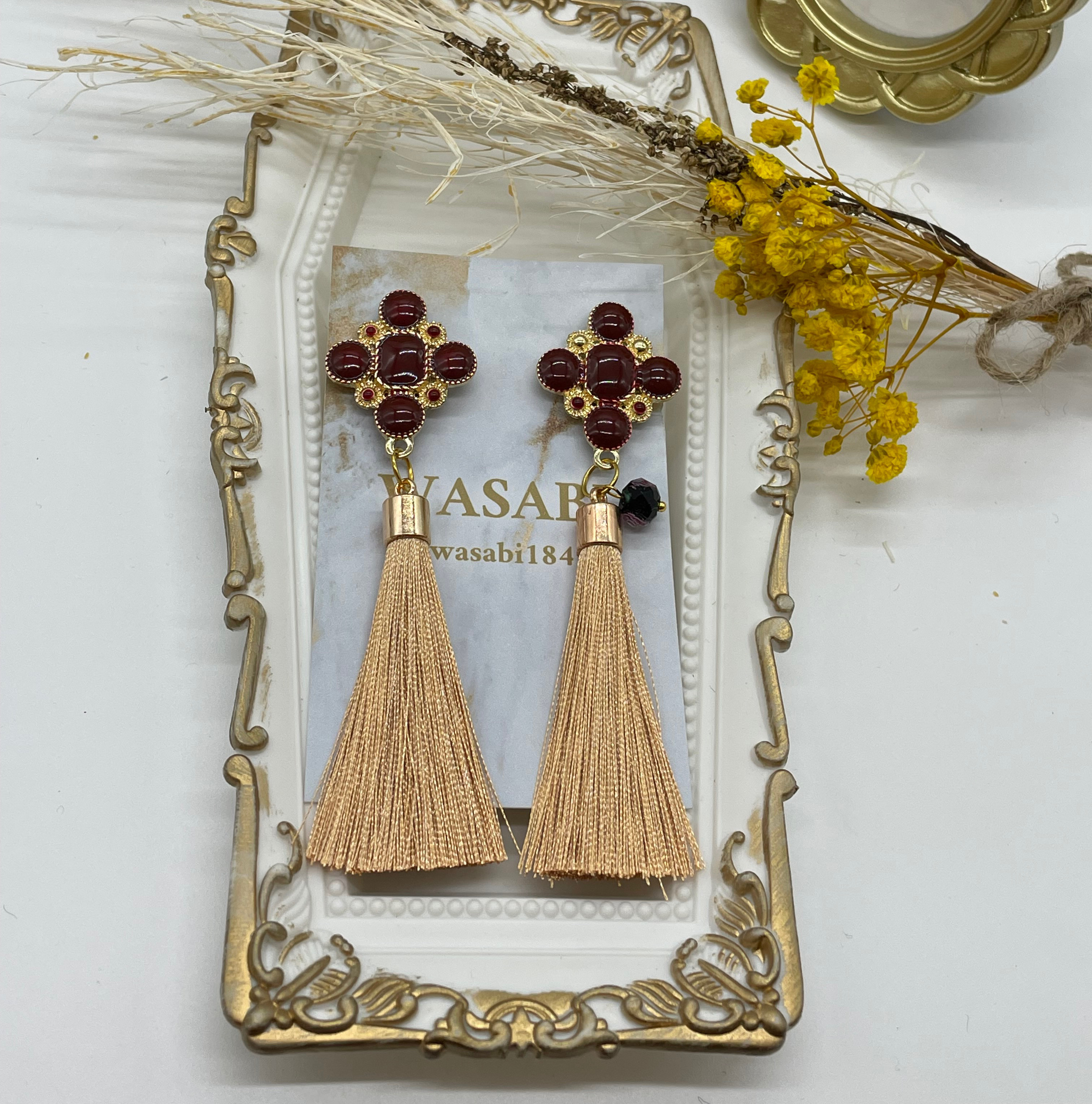 ワインレッドクロスとベージュタッセルのイヤリング