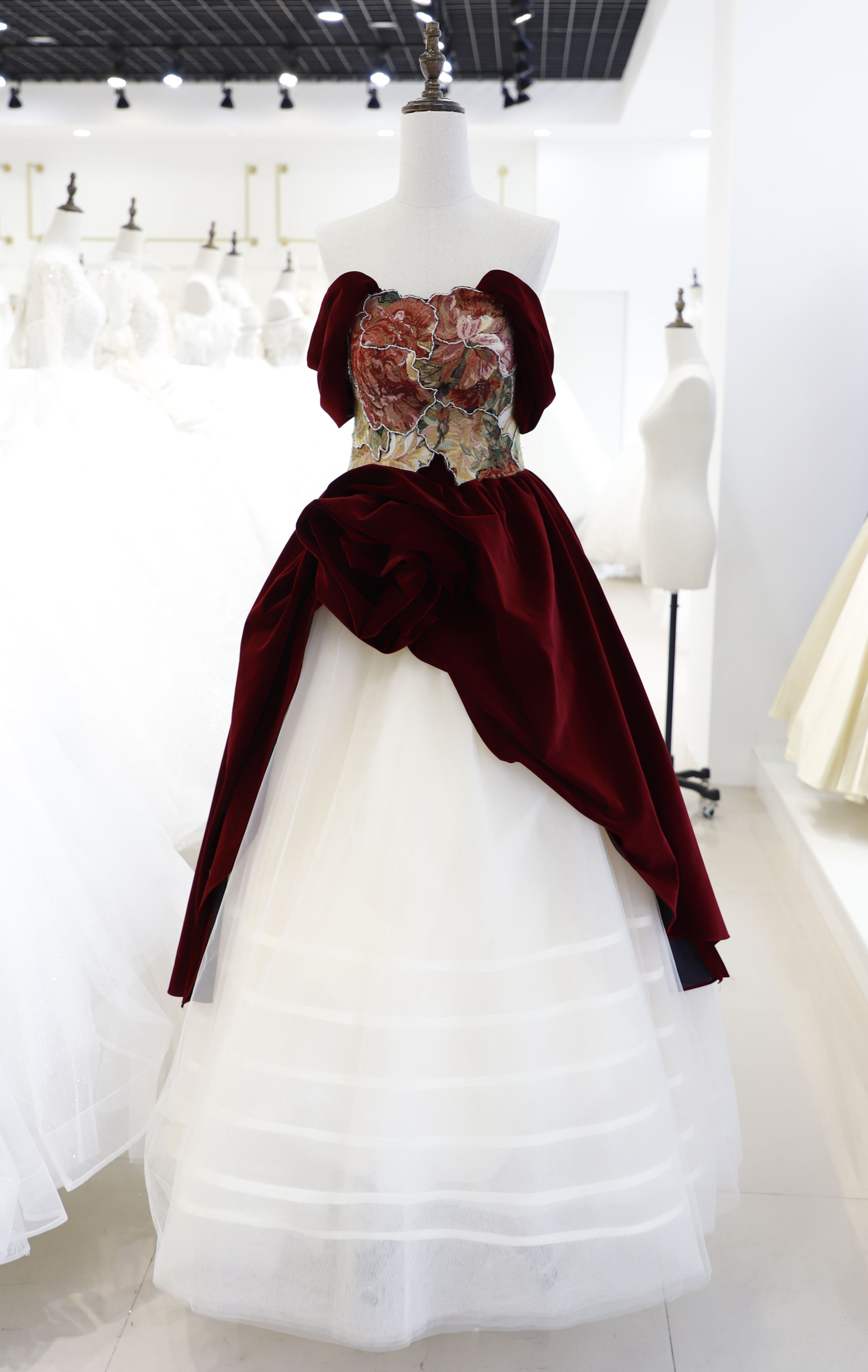 輝きな光彩を放つ 憧れのドレス 婚纱:ウエディングドレス /パーティードレス 高級ベロア ドレス WeddingWorkShop 通販|Creema(クリーマ) パーティードレス ウエディングドレス ワンピースパーティー 結婚式 白黒紫黄色
