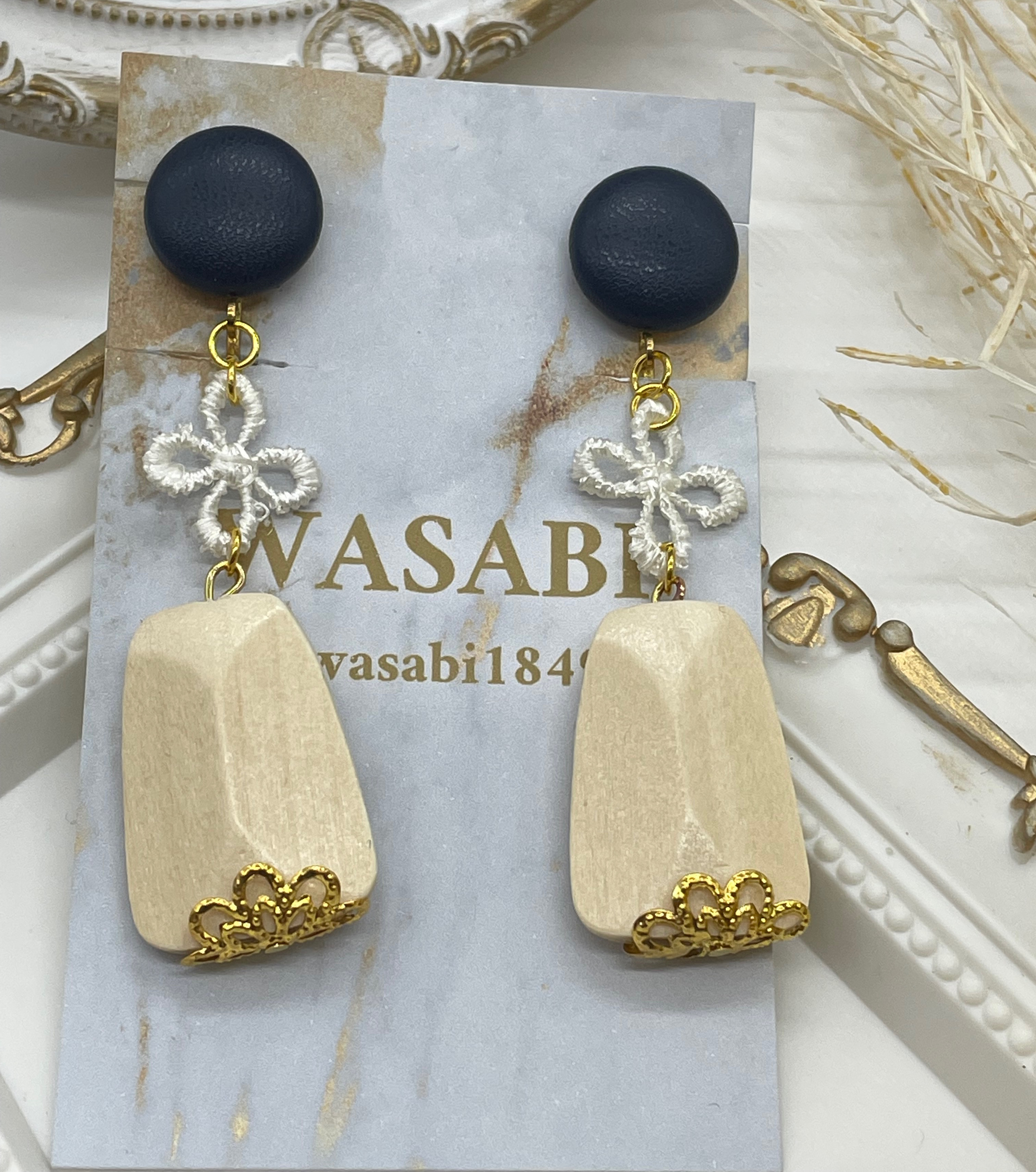 ネイビーの皮カボションとホワイトウッドビーズのイヤリング