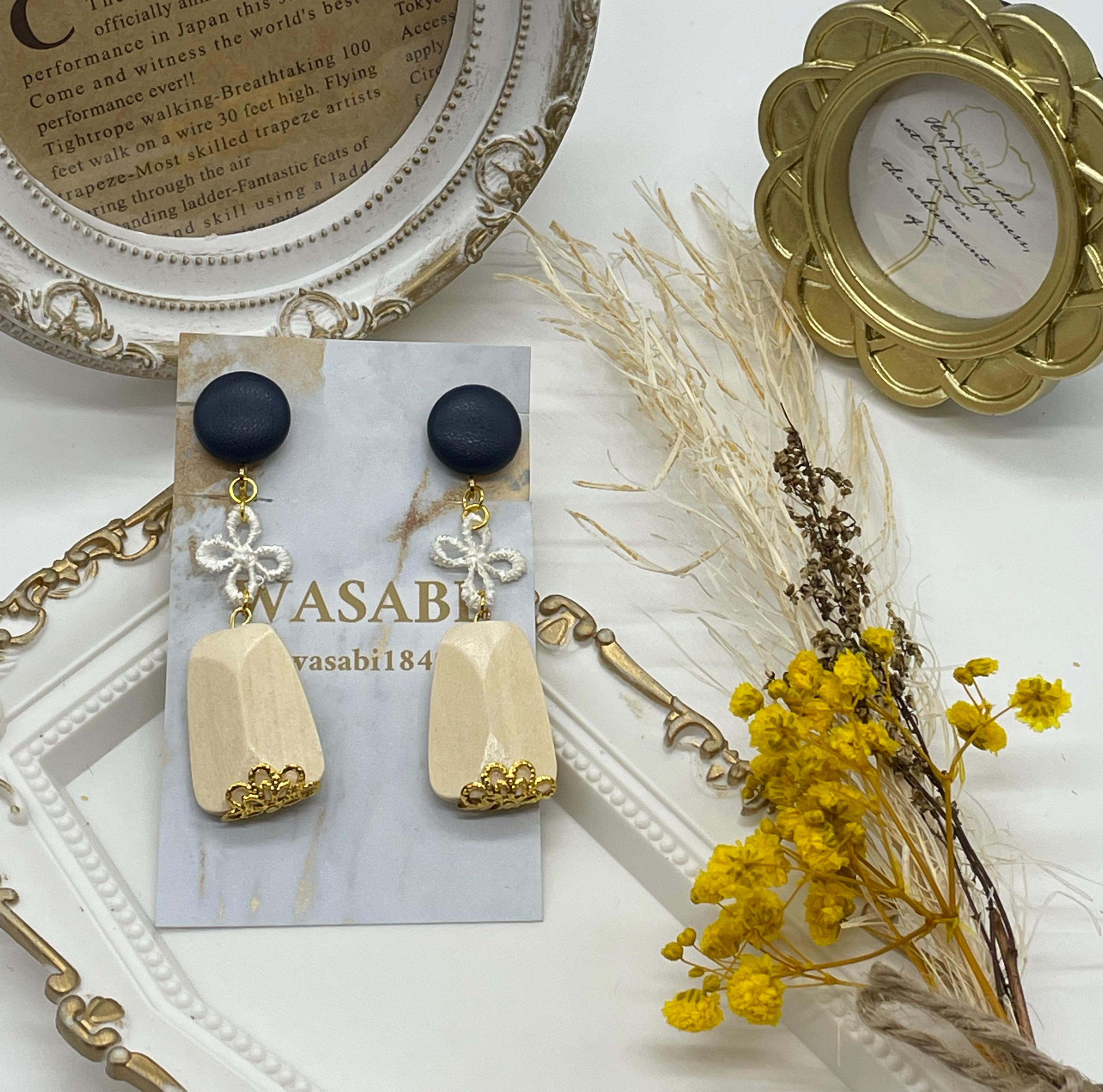 ネイビーの皮カボションとホワイトウッドビーズのイヤリング