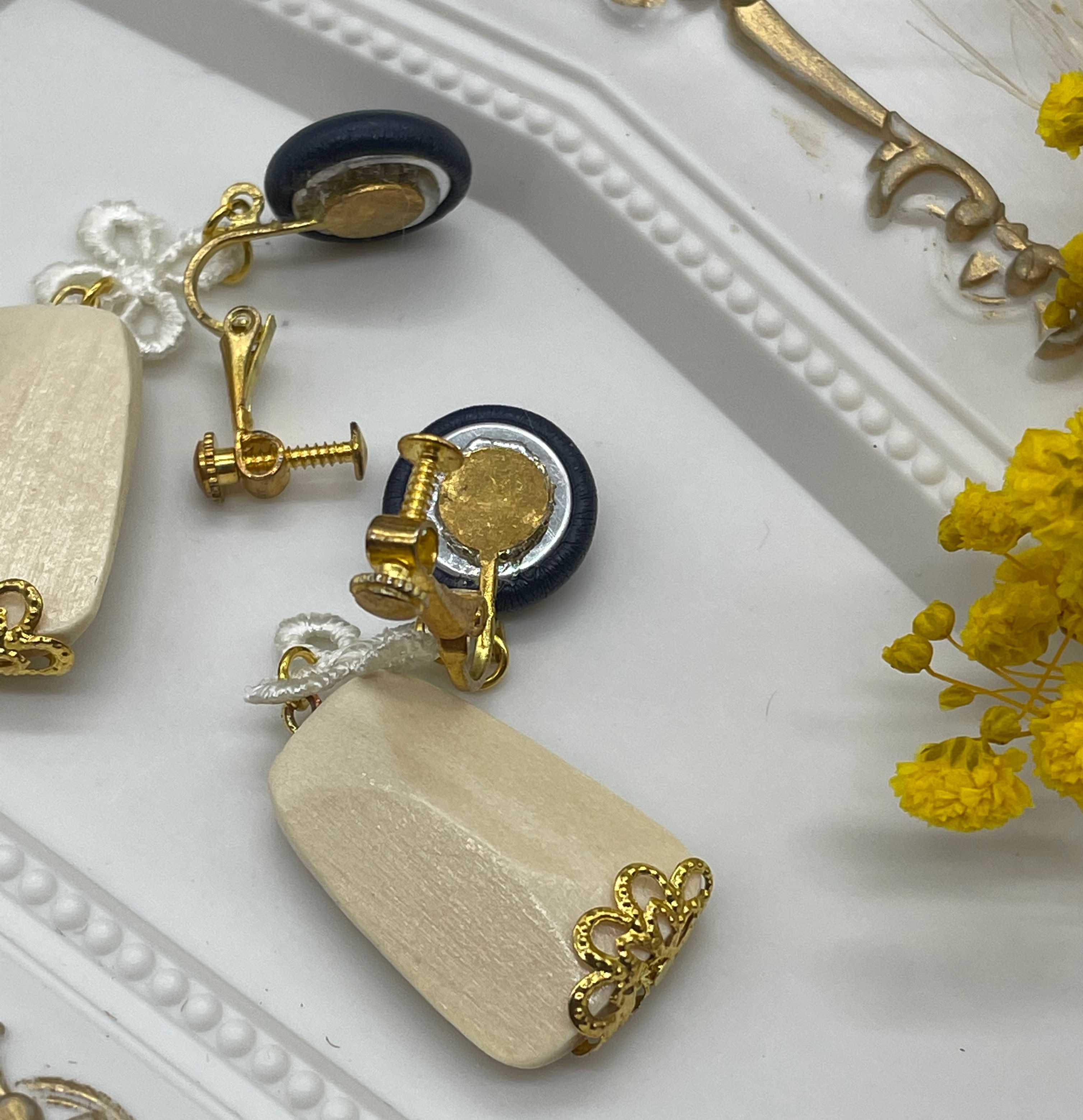 ネイビーの皮カボションとホワイトウッドビーズのイヤリング