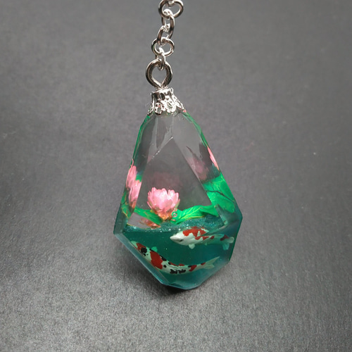 新作❀ 蓮の花咲く錦鯉の池 鉱石レジンアート キーホルダー しおり