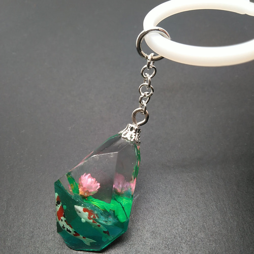 新作❀ 蓮の花咲く錦鯉の池 鉱石レジンアート キーホルダー しおり