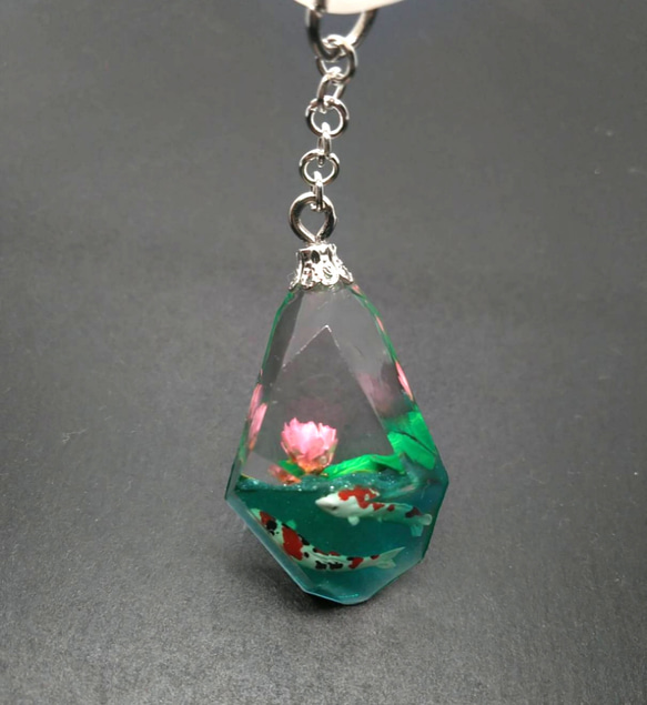 新作❀　蓮の花咲く錦鯉の池　鉱石レジン　ボトルクリップ 1枚目の画像