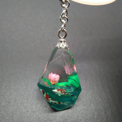 新作❀　蓮の花咲く錦鯉の池　鉱石レジン　ボトルクリップ 3枚目の画像
