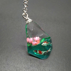新作❀　蓮の花咲く錦鯉の池　鉱石レジン　ボトルクリップ 4枚目の画像
