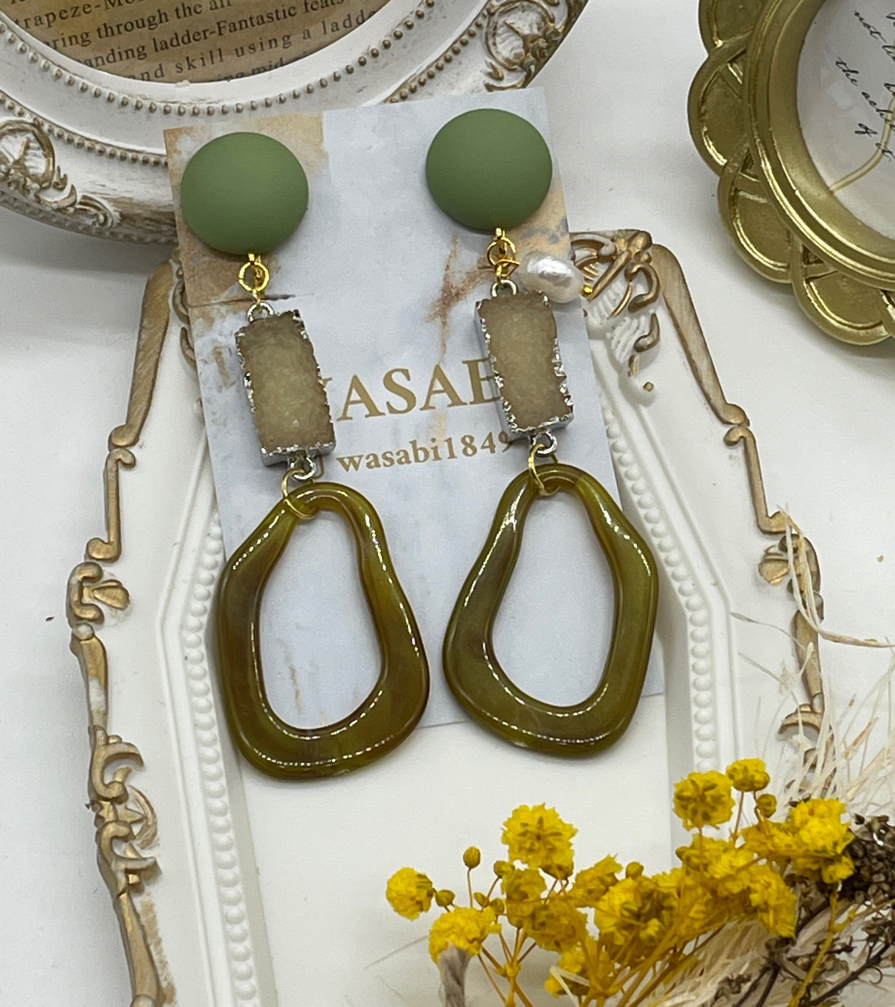 （淡水パール）グリーンカボションと淡水パールのイヤリング