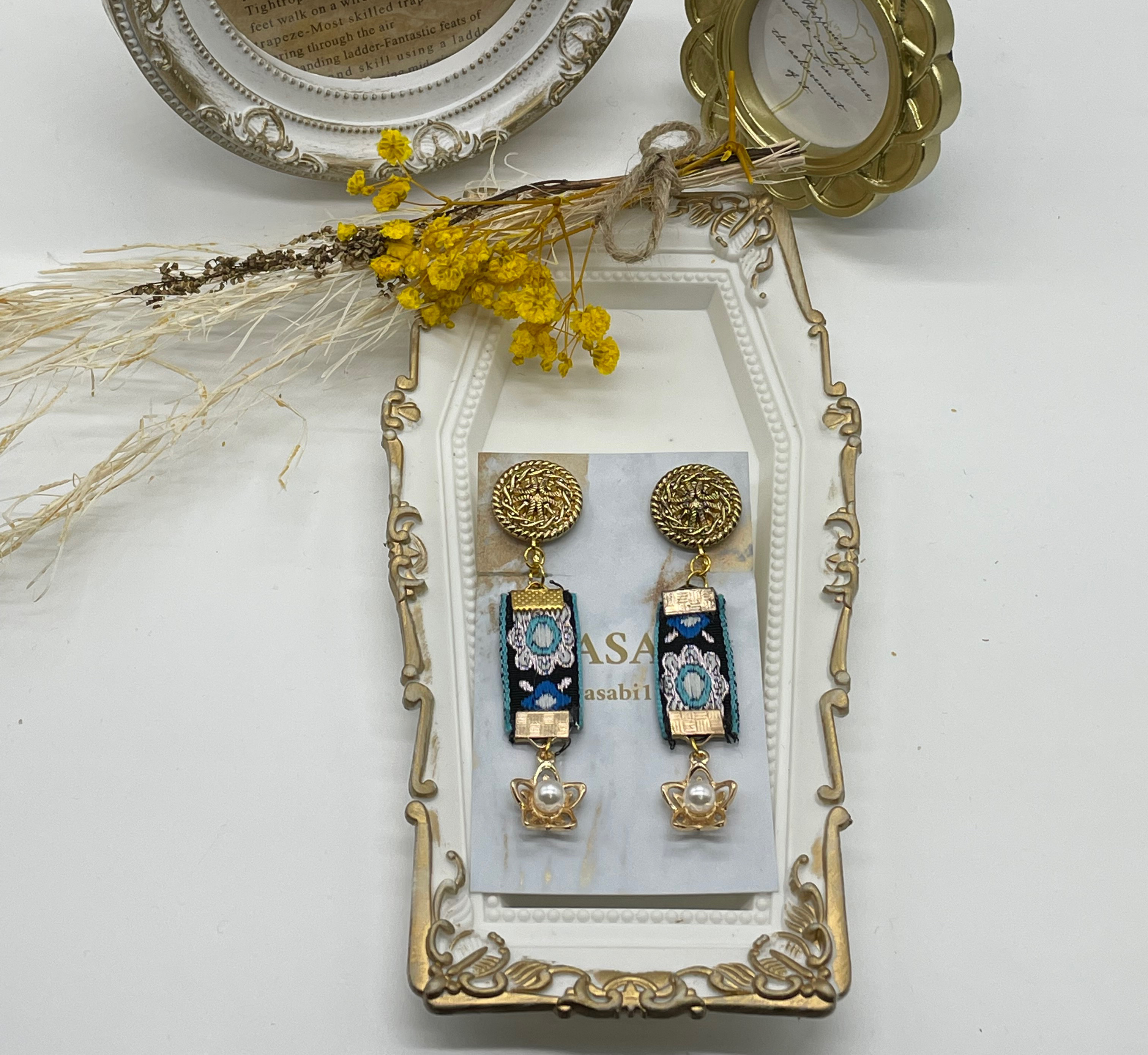 ビンテージボタンとお花リボンのイヤリング