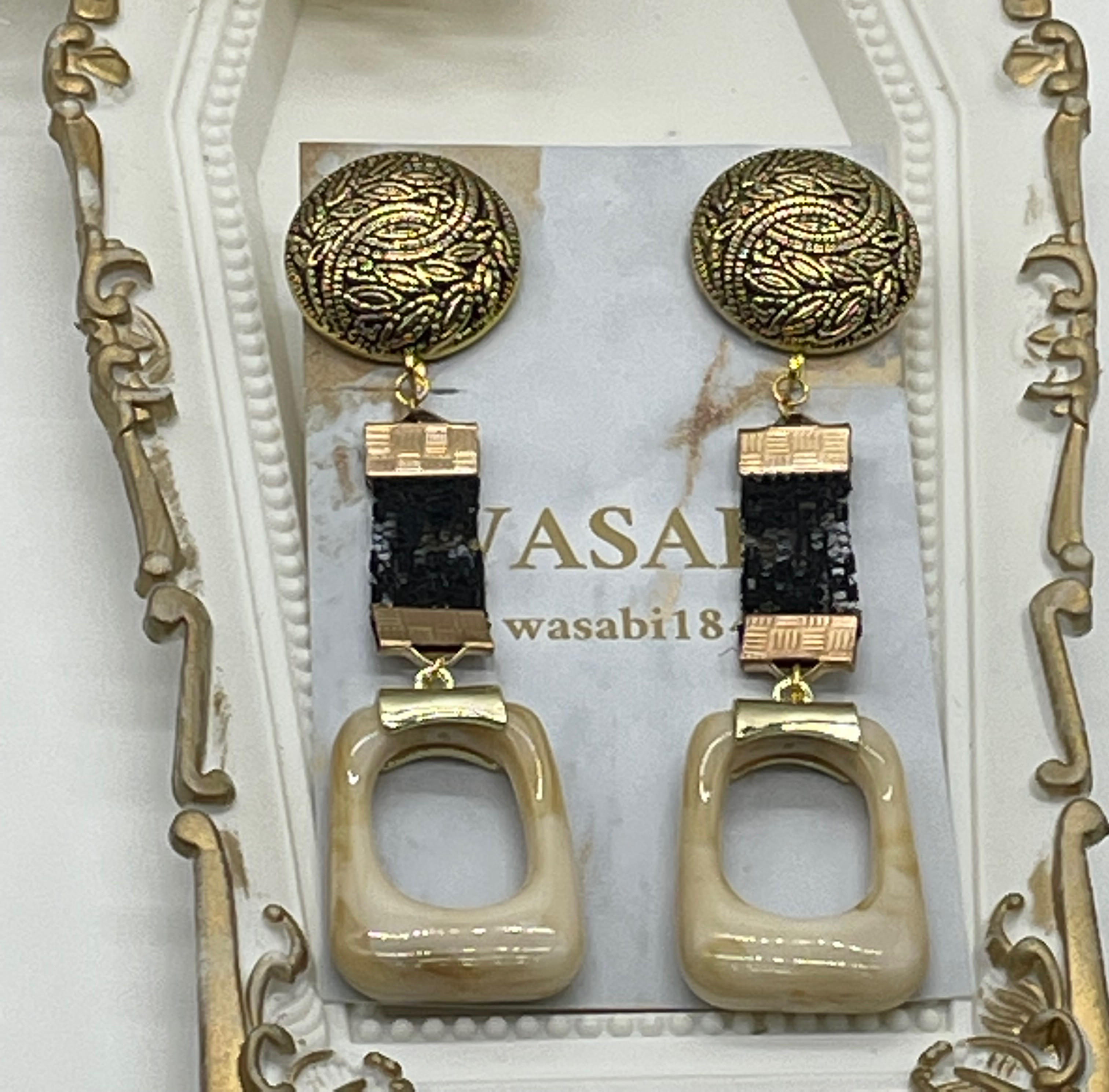 ビンテージボタンカボションとブラックレースリボンのイヤリング