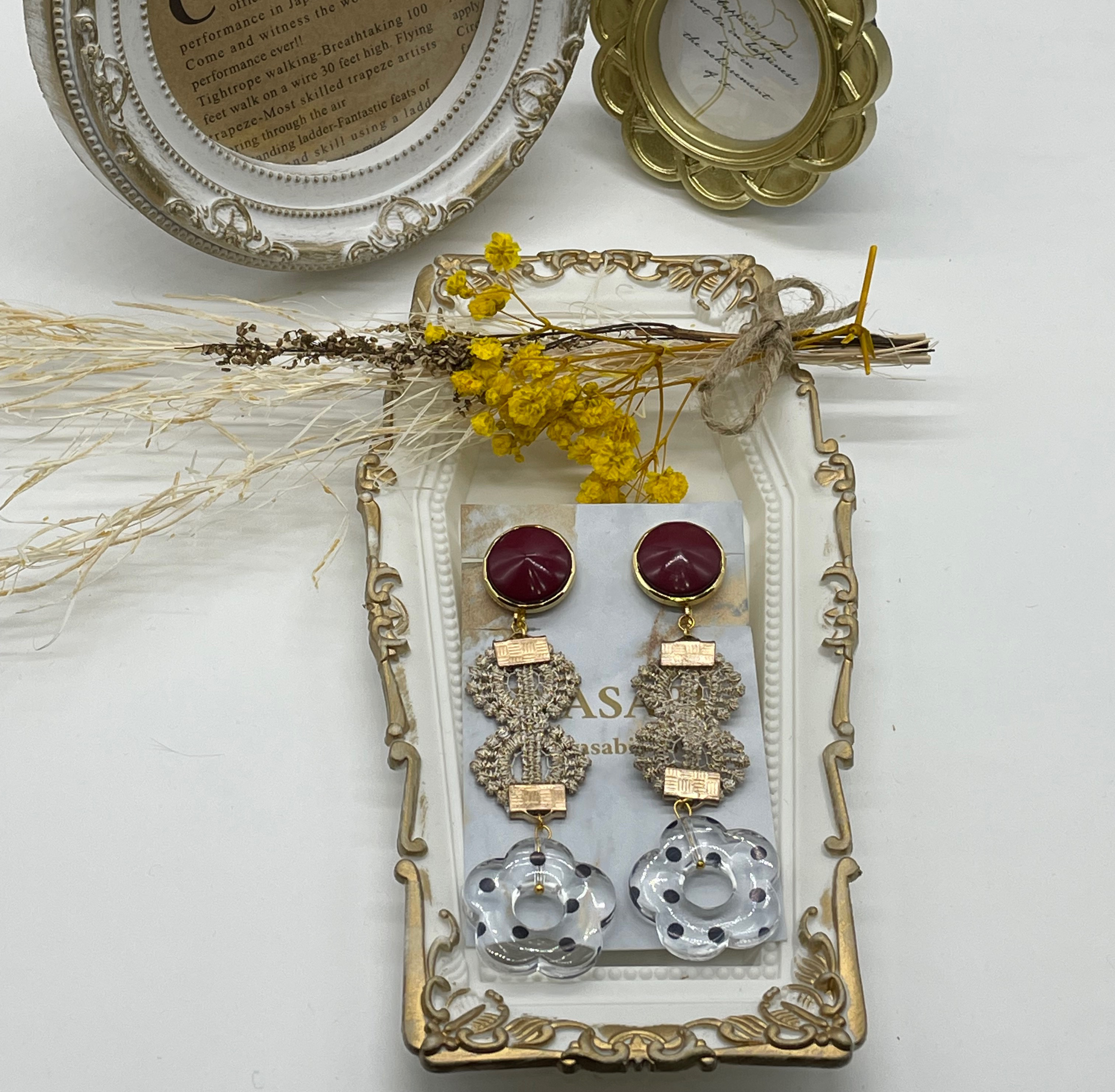 レトロなボタンカボションと茶色のレースリボンのイヤリング