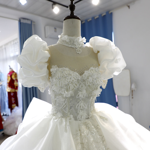 素敵な純白ウェディングドレス♡ トレーン取り外しできて長いです