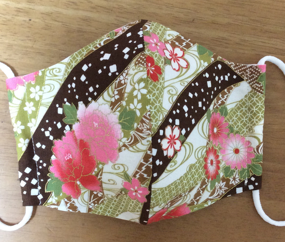 送料無料 立体布マスク　ハンドメイド マスク かわいい 花柄 和柄  和模様  桜 牡丹 茶系 (裏地白) C 1枚目の画像