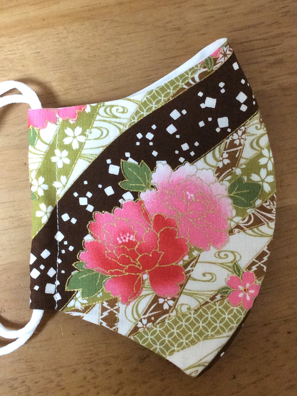 送料無料 立体布マスク　ハンドメイド マスク かわいい 花柄 和柄  和模様  桜 牡丹 茶系 (裏地白) C 3枚目の画像