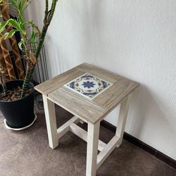 魅力的なレトロ柄タイルのサイドテーブル　 1枚目の画像