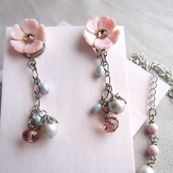 桜色のネックレスとイヤリング 2枚目の画像