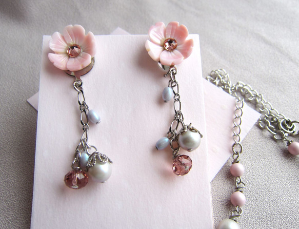 桜色のネックレスとイヤリング 2枚目の画像