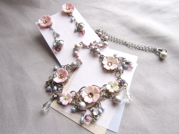 桜色のネックレスとイヤリング 1枚目の画像